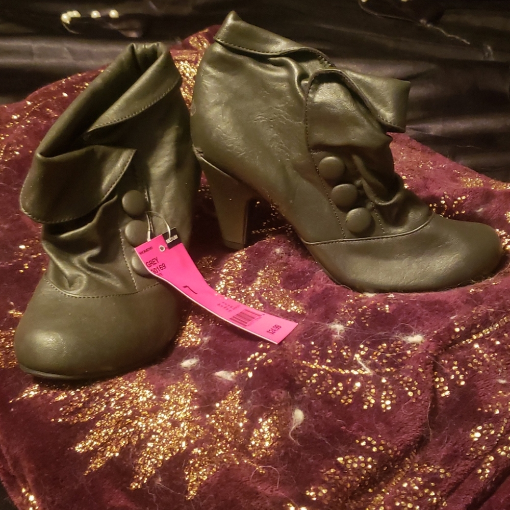 Shoes - Picture 6 of 13